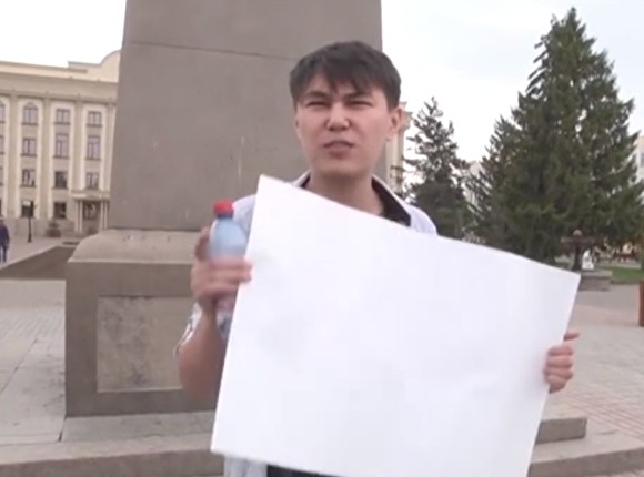В Казахстане задержали активиста, который стоял на площади с пустым листом бумаги