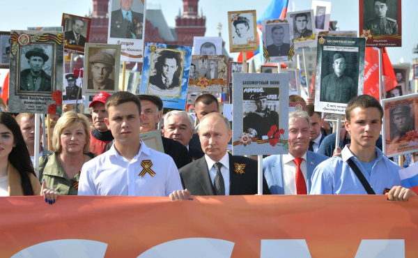 Вместе с народом: президент РФ прошёл в колонне «Бессмертного полка»