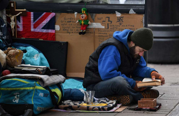 Британские бездомные зарабатывают 800 долларов в день