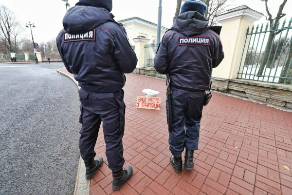 В Петербурге наказали полицейского, который не задержал активиста за унитаз у Смольного