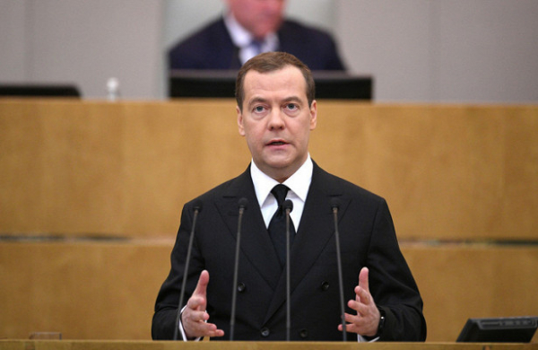 Медведев поручил улучшить графики работы детсадов и школ
