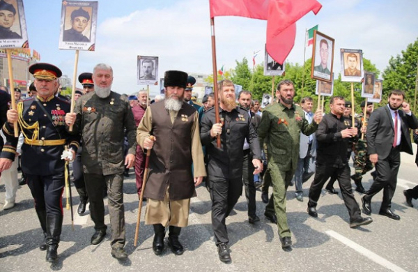 Кадыров возглавил шествие «Бессмертного полка» в Грозном