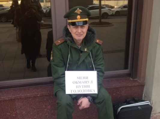 В Москве отставного офицера с плакатом «Меня обманул Путин» задержали в седьмой раз