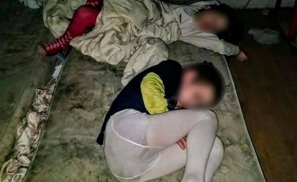 Спят на голых матрасах среди тараканов: соседи детей-маугли забили тревогу