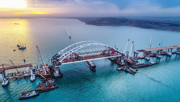 Ж/д часть Крымского моста достроят раньше срока — Путин