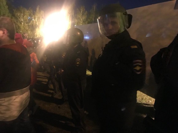 В Екатеринбурге задержаны почти 40 человек, протестующие ответчают ОМОНу яйцами и бутылк